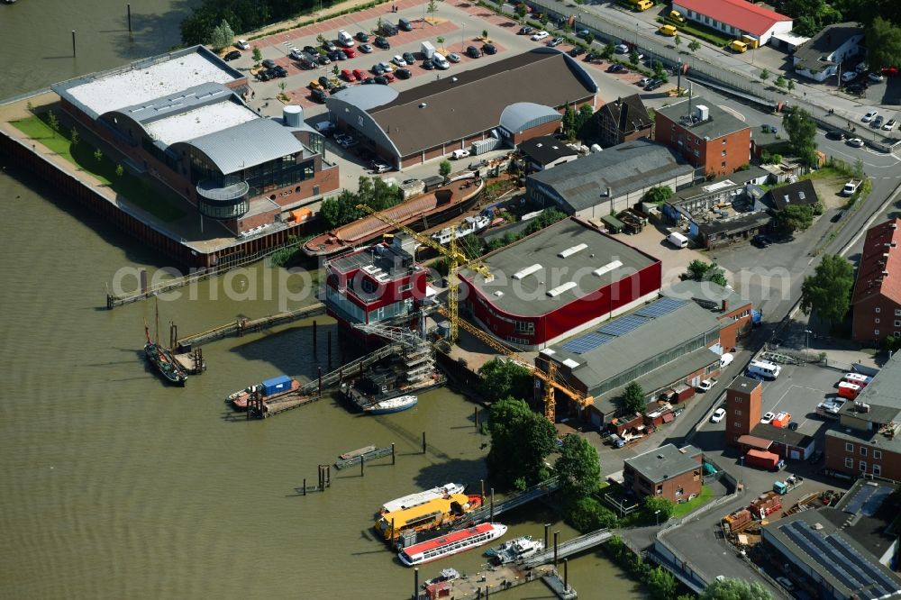 Hamburg from above - Building of the indoor arena Fleet 3 Traumloft on Koehlfleet-Hauptdeich in Hamburg, Germany