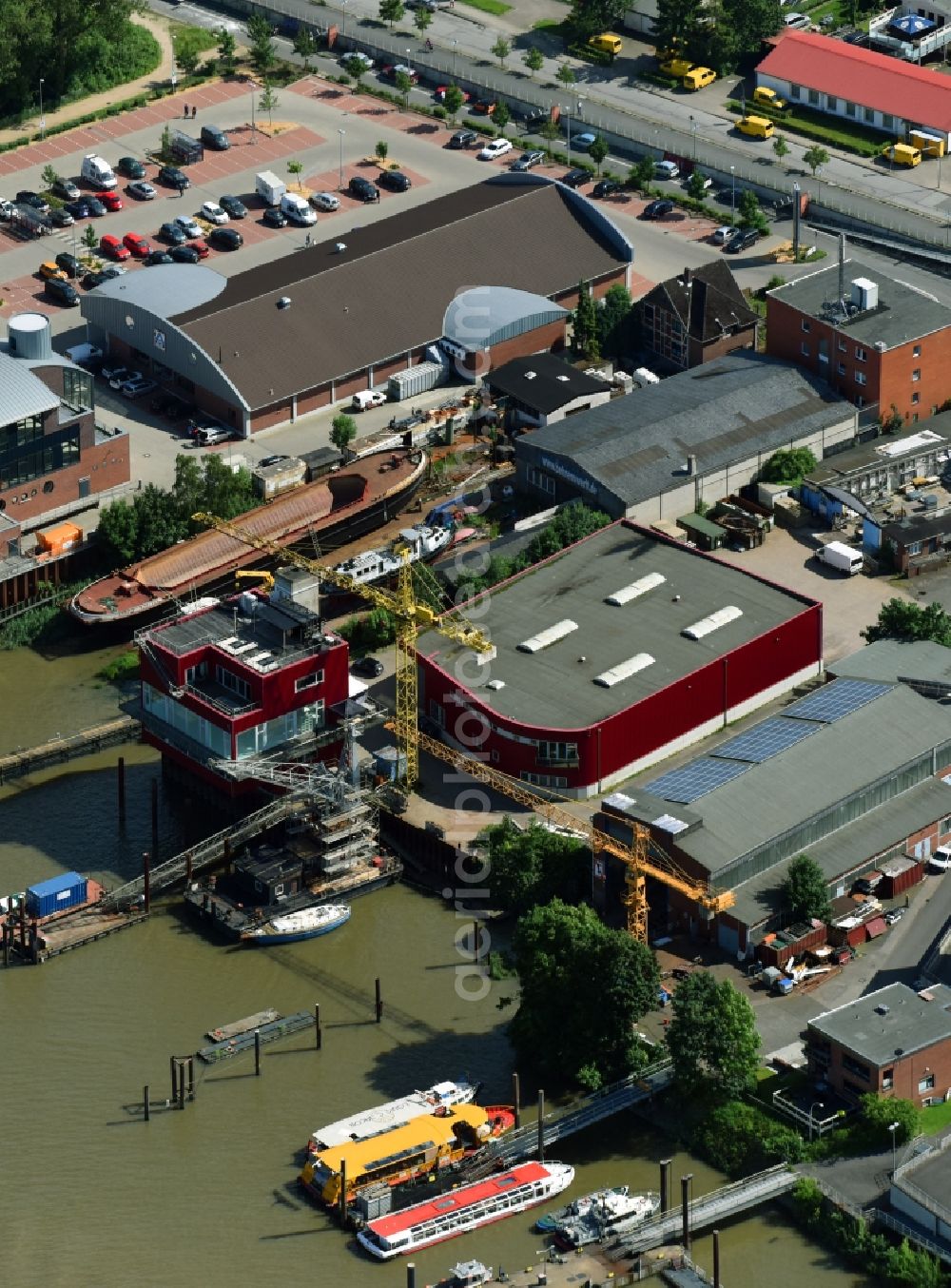 Aerial image Hamburg - Building of the indoor arena Fleet 3 Traumloft on Koehlfleet-Hauptdeich in Hamburg, Germany