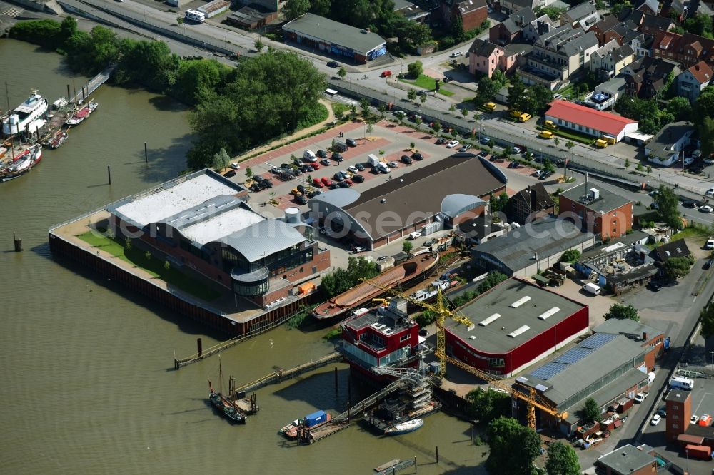 Aerial photograph Hamburg - Building of the indoor arena Fleet 3 Traumloft on Koehlfleet-Hauptdeich in Hamburg, Germany