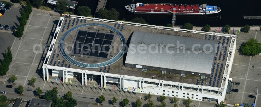 Aerial image Lübeck - Building the indoor arena Musik- und Kongresshalle und Theaterschiff Luebeck an der Willy-Brandt-Allee in Luebeck in the state Schleswig-Holstein