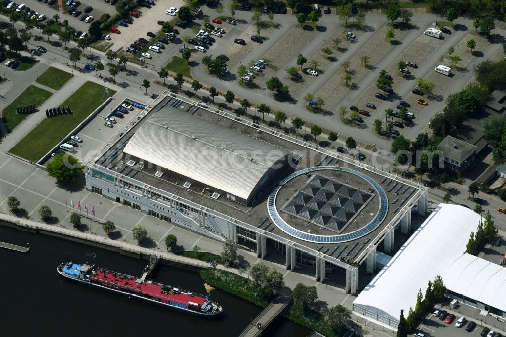 Lübeck from above - Building the indoor arena Musik- und Kongresshalle und Theaterschiff Luebeck an der Willy-Brandt-Allee in Luebeck in the state Schleswig-Holstein