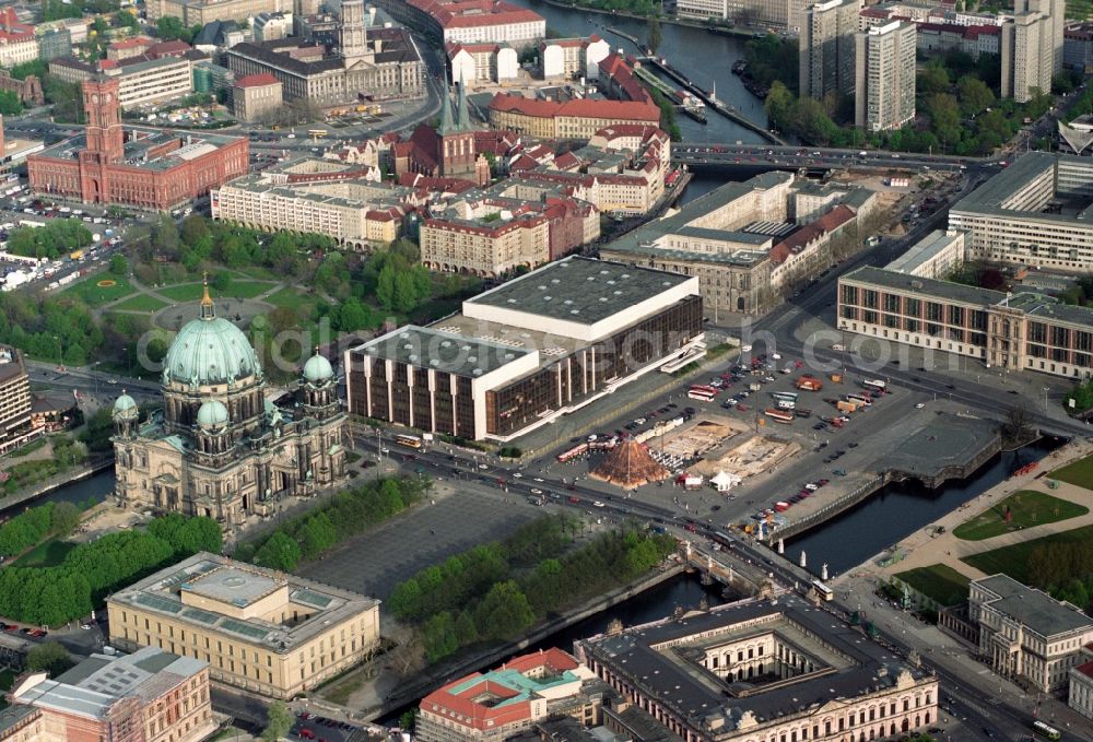 Berlin from the bird's eye view: Building of the GDR - indoor arena Palast of Republik on place Schlossplatz in the district Mitte in Berlin, Germany