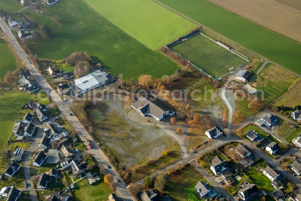 Reiste from the bird's eye view: Building of the indoor arena of Schuetzenbruofschaft Sankt Pankratius 1920 Reiste e.V and the sports ground on Marktweg in Reiste in the state North Rhine-Westphalia, Germany