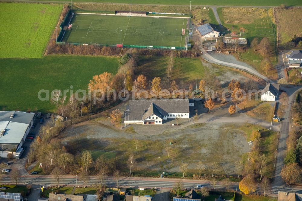 Aerial image Reiste - Building of the indoor arena of Schuetzenbruofschaft Sankt Pankratius 1920 Reiste e.V and the sports ground on Marktweg in Reiste in the state North Rhine-Westphalia, Germany