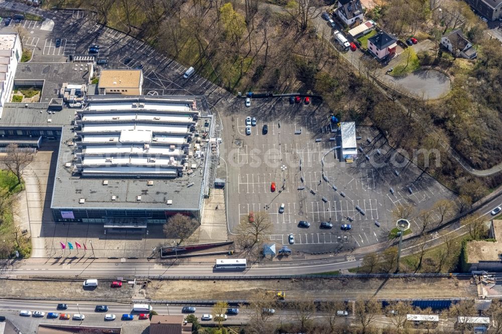 Siegen from the bird's eye view: Building of the indoor arena Siegerlandhalle in the district Fischbacherberg in Siegen on Siegerland in the state North Rhine-Westphalia, Germany