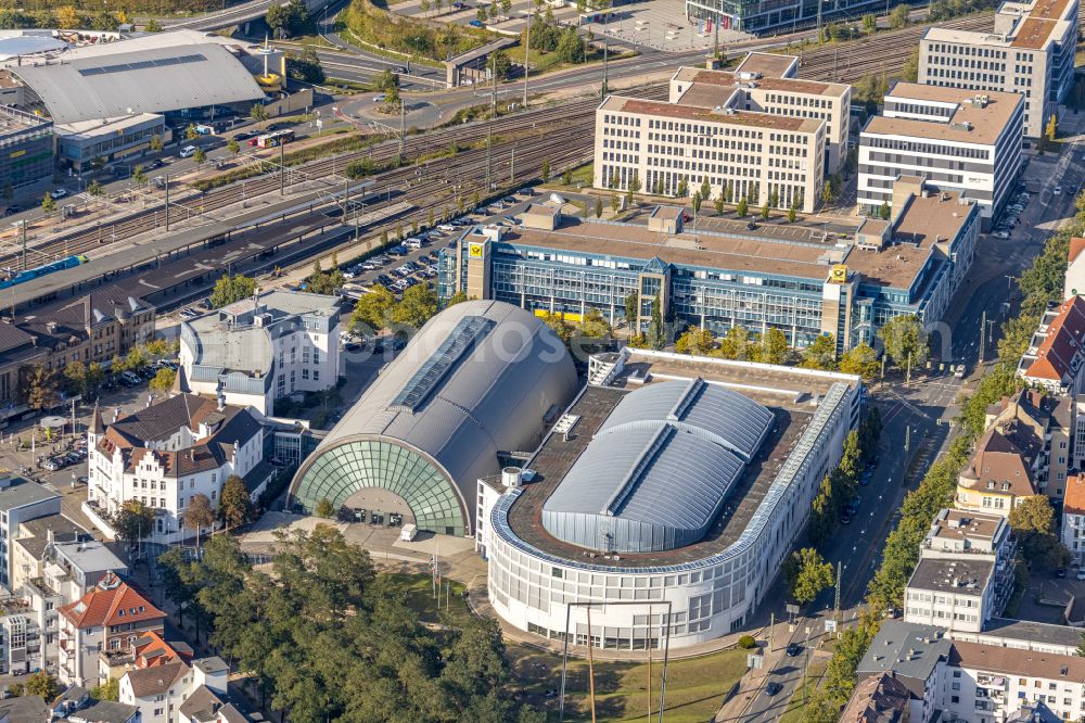 Aerial photograph Bielefeld - Building of the indoor arena Stadthalle Bielefeld on place Willy-Brandt-Platz in the district Mitte in Bielefeld in the state North Rhine-Westphalia, Germany