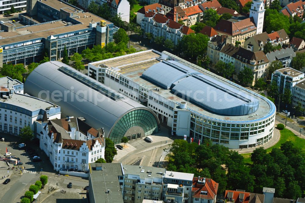 Aerial image Bielefeld - Building of the indoor arena Stadthalle Bielefeld on place Willy-Brandt-Platz in the district Mitte in Bielefeld in the state North Rhine-Westphalia, Germany