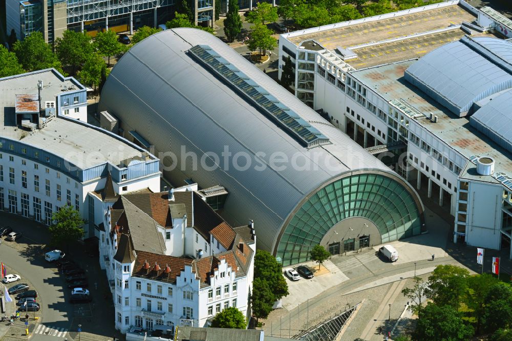 Bielefeld from above - Building of the indoor arena Stadthalle Bielefeld on place Willy-Brandt-Platz in the district Mitte in Bielefeld in the state North Rhine-Westphalia, Germany