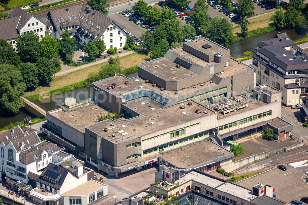 Meschede from the bird's eye view: Building the indoor arena Stadthallen on Franz-Stahlmecke-Platz in Meschede in the state North Rhine-Westphalia, Germany