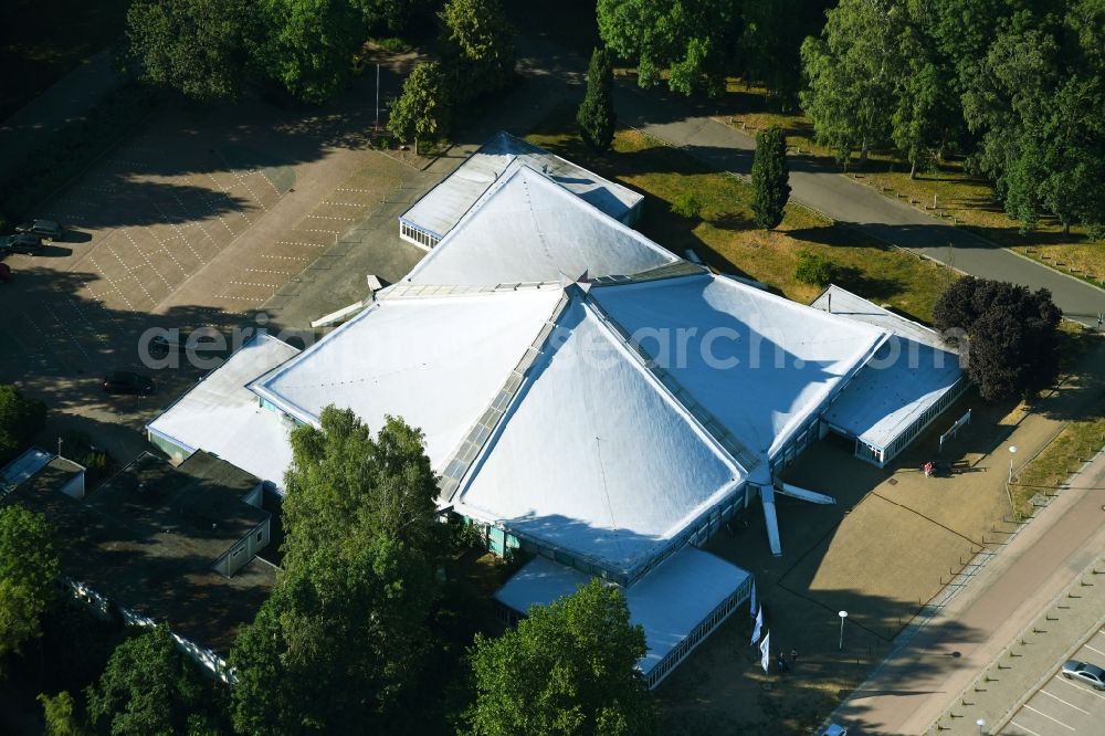 Aerial photograph Neubrandenburg - Building of the indoor arena Stadthalle Neubrandenburg on Parkstrasse in Neubrandenburg in the state Mecklenburg - Western Pomerania, Germany