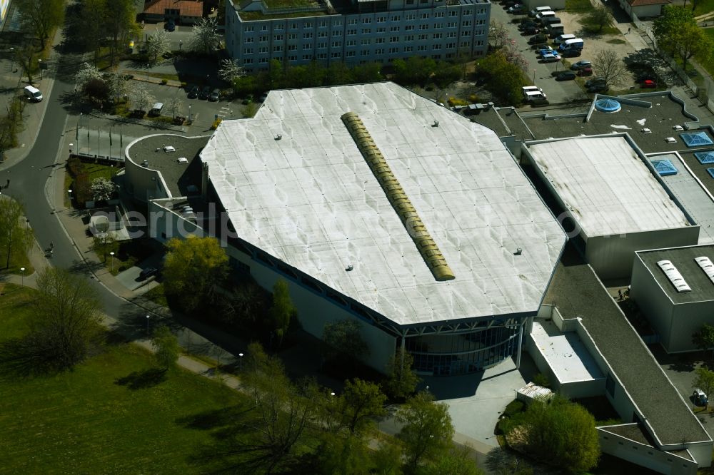 Neubrandenburg from the bird's eye view: Building of the indoor arena - Stadthalle on Parkstrasse in Neubrandenburg in the state Mecklenburg - Western Pomerania, Germany