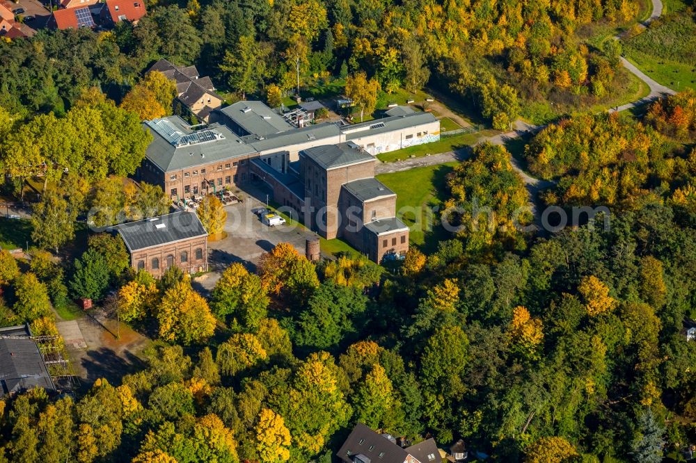 Aerial photograph Essen - Events location and restaurant Machine House Essen - Zeche Carl in Essen in the state of North Rhine-Westphalia. The historic industrial building is located in an autumnal and colourful forest