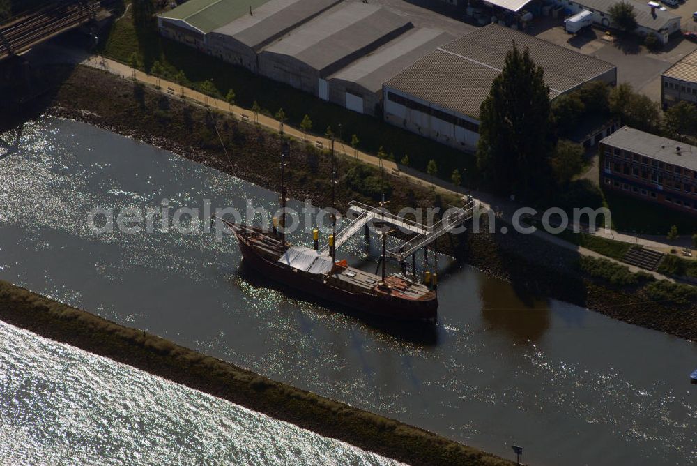 Bremen from the bird's eye view: Der 54 Meter lange Dreimaster Windjammer de Liefde (Die Liebe) liegt am früheren Liegeplatz vom Schulschiff Deutschland gleich hinter der Stephanibrücke auf der Weser. Es dient als Veranstaltungsschiff und Wochenend-Café. Kontakt: Auf dem Dreieck 5a, 28197 Bremen, Tel. 0421 54876-06, Fax 04405 9880-07, E-Mail: info@de-liefde.de,