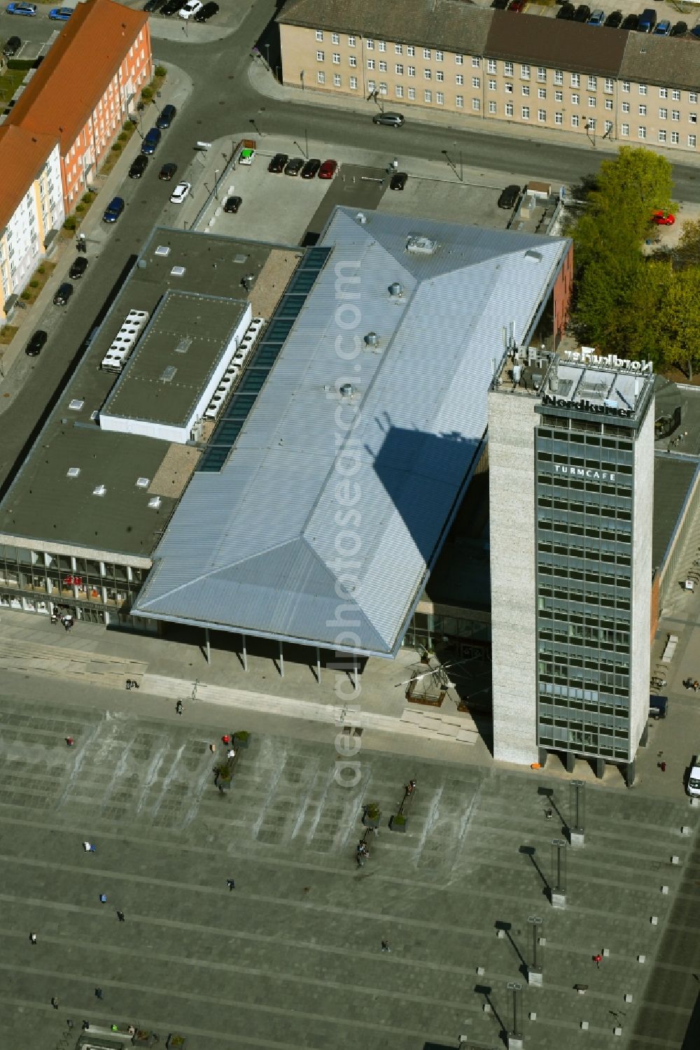 Aerial photograph Neubrandenburg - Building of the venue House of Culture and Education on the market square in Neubrandenburg in the state Mecklenburg-Western Pomerania, Germany