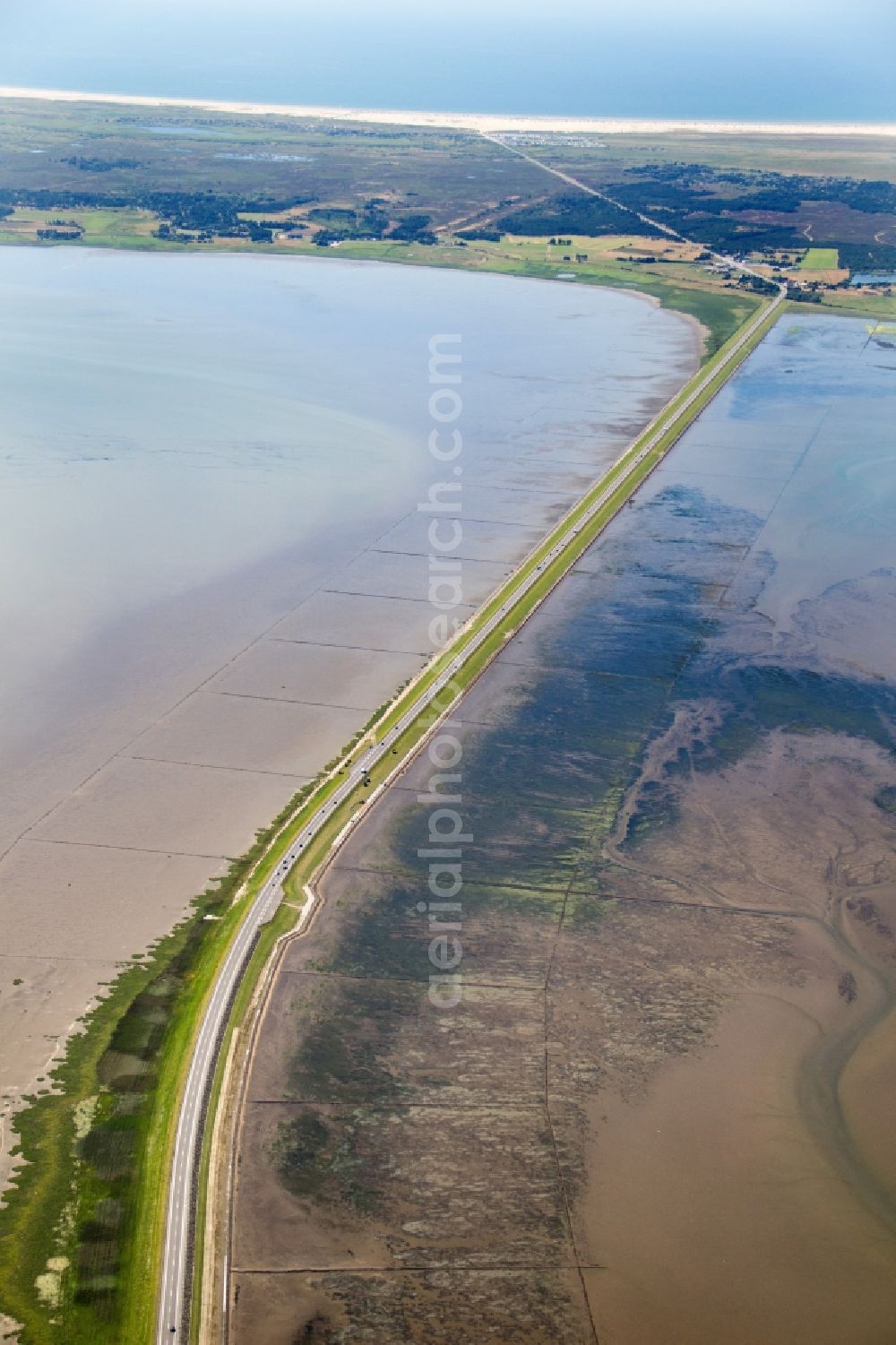 Aerial photograph Rømø - Connection Causeway to the island of Rømø in Denmark. The island can be the completed in 1948, toll free Rømødæmningen (German: Roem Damm;) Length: 9170 m) are reached from the Mainland