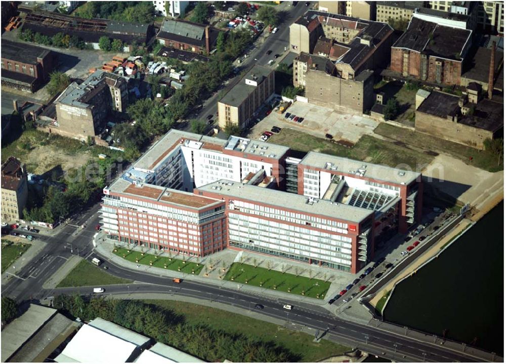 Berlin from the bird's eye view: 03.09.2004, Blick auf das neue Verdi Gebäude. Der ver.di-Landesbezirk ist zusammen mit dem ver.di-Bezirk Berlin und der ver.di-Bundesverwaltung in den Neubau in der Köpenicker Straße gezogen. Das gesamte Bauvorhaben lag im Zeitplan, die Schlüsselübergabe erfolgte am 30. Juni 2004.Köpenicker Str. 30, 10179 BerlinTel.: (030) 88 66 - 6, Fax: (030) 88 66 - 49 99