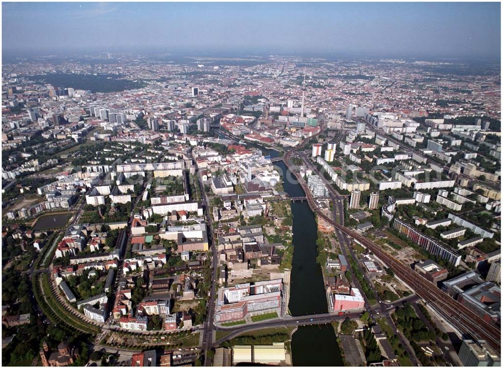 Aerial image Berlin - 03.09.2004, Blick auf das neue Verdi Gebäude. Der ver.di-Landesbezirk ist zusammen mit dem ver.di-Bezirk Berlin und der ver.di-Bundesverwaltung in den Neubau in der Köpenicker Straße gezogen. Das gesamte Bauvorhaben lag im Zeitplan, die Schlüsselübergabe erfolgte am 30. Juni 2004.Köpenicker Str. 30, 10179 BerlinTel.: (030) 88 66 - 6, Fax: (030) 88 66 - 49 99