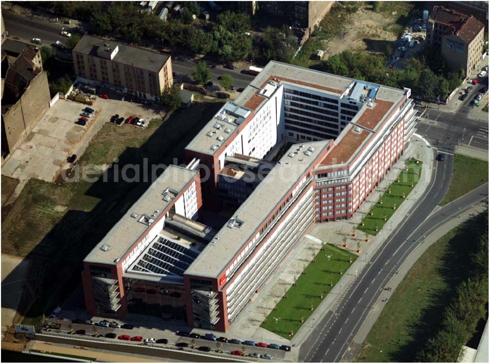 Aerial photograph Berlin - 03.09.2004, Blick auf das neue Verdi Gebäude. Der ver.di-Landesbezirk ist zusammen mit dem ver.di-Bezirk Berlin und der ver.di-Bundesverwaltung in den Neubau in der Köpenicker Straße gezogen. Das gesamte Bauvorhaben lag im Zeitplan, die Schlüsselübergabe erfolgte am 30. Juni 2004.Köpenicker Str. 30, 10179 BerlinTel.: (030) 88 66 - 6, Fax: (030) 88 66 - 49 99