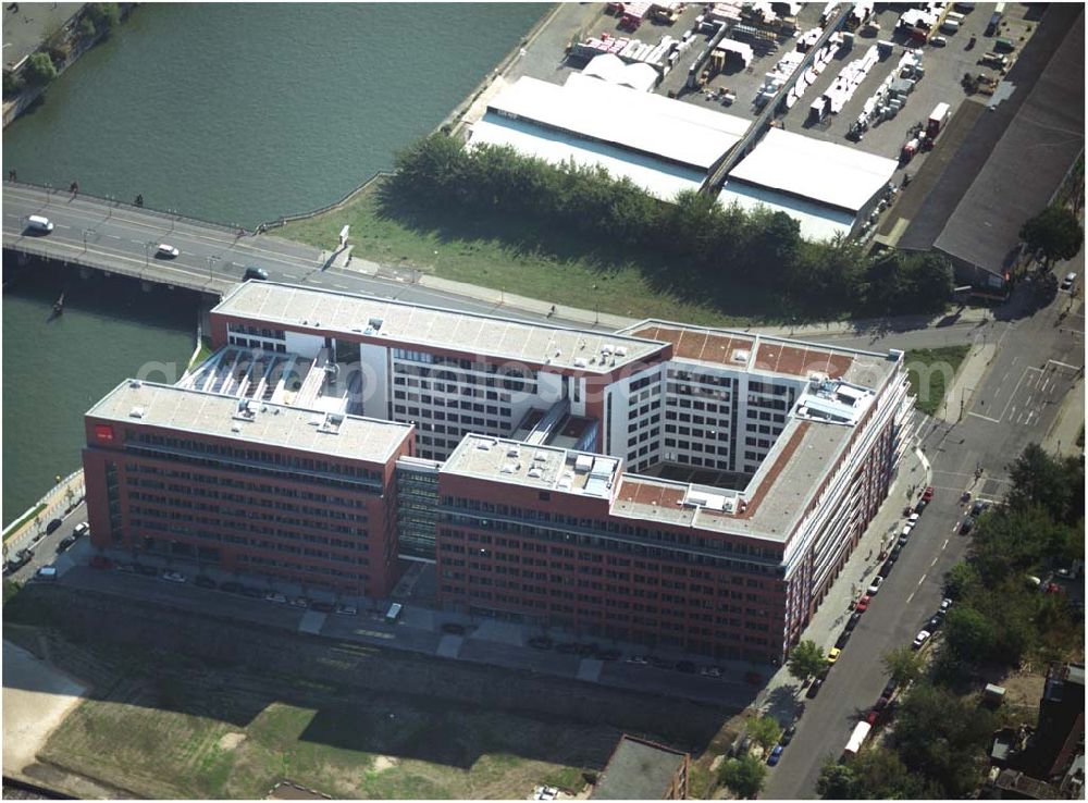 Berlin from above - 03.09.2004, Blick auf das neue Verdi Gebäude. Der ver.di-Landesbezirk ist zusammen mit dem ver.di-Bezirk Berlin und der ver.di-Bundesverwaltung in den Neubau in der Köpenicker Straße gezogen. Das gesamte Bauvorhaben lag im Zeitplan, die Schlüsselübergabe erfolgte am 30. Juni 2004.Köpenicker Str. 30, 10179 BerlinTel.: (030) 88 66 - 6, Fax: (030) 88 66 - 49 99