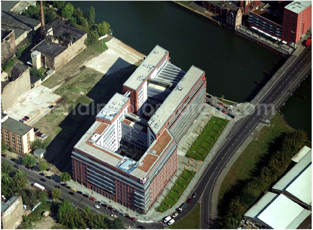 Aerial image Berlin - 03.09.2004, Blick auf das neue Verdi Gebäude. Der ver.di-Landesbezirk ist zusammen mit dem ver.di-Bezirk Berlin und der ver.di-Bundesverwaltung in den Neubau in der Köpenicker Straße gezogen. Das gesamte Bauvorhaben lag im Zeitplan, die Schlüsselübergabe erfolgte am 30. Juni 2004.Köpenicker Str. 30, 10179 BerlinTel.: (030) 88 66 - 6, Fax: (030) 88 66 - 49 99