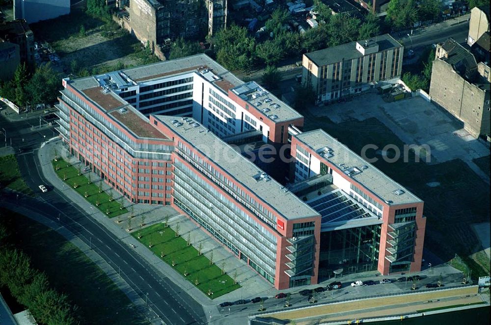 Aerial photograph Berlin - 03.09.2004, Blick auf das neue Verdi Gebäude. Der ver.di-Landesbezirk ist zusammen mit dem ver.di-Bezirk Berlin und der ver.di-Bundesverwaltung in den Neubau in der Köpenicker Straße gezogen. Das gesamte Bauvorhaben lag im Zeitplan, die Schlüsselübergabe erfolgte am 30. Juni 2004.Köpenicker Str. 30, 10179 BerlinTel.: (030) 88 66 - 6, Fax: (030) 88 66 - 49 99