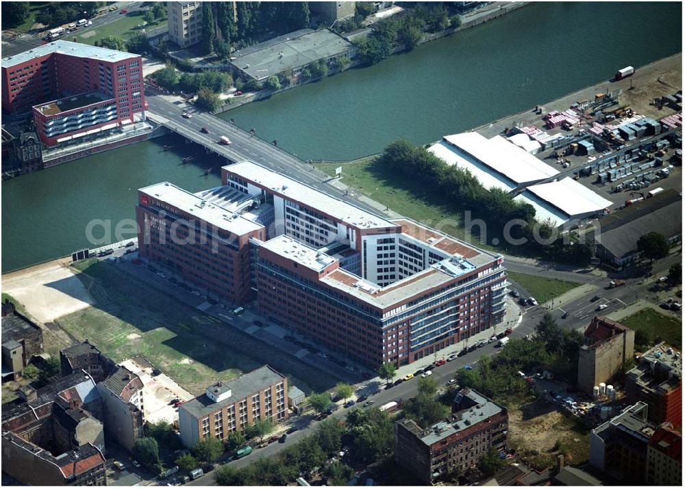 Berlin from above - 03.09.2004, Blick auf das neue Verdi Gebäude. Der ver.di-Landesbezirk ist zusammen mit dem ver.di-Bezirk Berlin und der ver.di-Bundesverwaltung in den Neubau in der Köpenicker Straße gezogen. Das gesamte Bauvorhaben lag im Zeitplan, die Schlüsselübergabe erfolgte am 30. Juni 2004.Köpenicker Str. 30, 10179 BerlinTel.: (030) 88 66 - 6, Fax: (030) 88 66 - 49 99