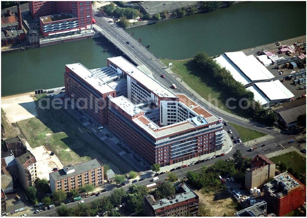 Berlin from the bird's eye view: 03.09.2004, Blick auf das neue Verdi Gebäude. Der ver.di-Landesbezirk ist zusammen mit dem ver.di-Bezirk Berlin und der ver.di-Bundesverwaltung in den Neubau in der Köpenicker Straße gezogen. Das gesamte Bauvorhaben lag im Zeitplan, die Schlüsselübergabe erfolgte am 30. Juni 2004.Köpenicker Str. 30, 10179 BerlinTel.: (030) 88 66 - 6, Fax: (030) 88 66 - 49 99