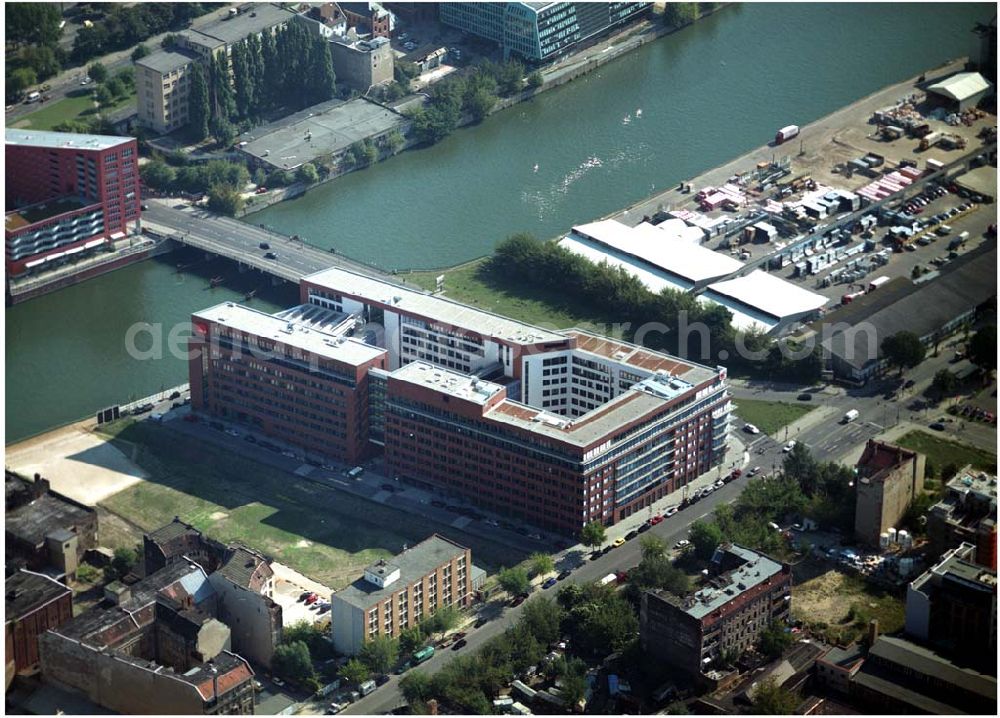 Aerial image Berlin - 03.09.2004, Blick auf das neue Verdi Gebäude. Der ver.di-Landesbezirk ist zusammen mit dem ver.di-Bezirk Berlin und der ver.di-Bundesverwaltung in den Neubau in der Köpenicker Straße gezogen. Das gesamte Bauvorhaben lag im Zeitplan, die Schlüsselübergabe erfolgte am 30. Juni 2004.Köpenicker Str. 30, 10179 BerlinTel.: (030) 88 66 - 6, Fax: (030) 88 66 - 49 99