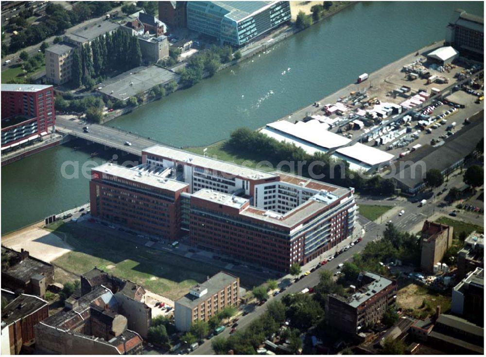 Aerial photograph Berlin - 03.09.2004, Blick auf das neue Verdi Gebäude. Der ver.di-Landesbezirk ist zusammen mit dem ver.di-Bezirk Berlin und der ver.di-Bundesverwaltung in den Neubau in der Köpenicker Straße gezogen. Das gesamte Bauvorhaben lag im Zeitplan, die Schlüsselübergabe erfolgte am 30. Juni 2004.Köpenicker Str. 30, 10179 BerlinTel.: (030) 88 66 - 6, Fax: (030) 88 66 - 49 99