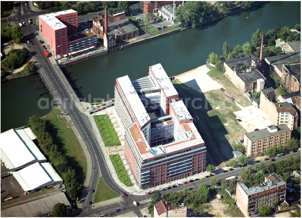 Berlin from above - 03.09.2004, Blick auf das neue Verdi Gebäude. Der ver.di-Landesbezirk ist zusammen mit dem ver.di-Bezirk Berlin und der ver.di-Bundesverwaltung in den Neubau in der Köpenicker Straße gezogen. Das gesamte Bauvorhaben lag im Zeitplan, die Schlüsselübergabe erfolgte am 30. Juni 2004.Köpenicker Str. 30, 10179 BerlinTel.: (030) 88 66 - 6, Fax: (030) 88 66 - 49 99