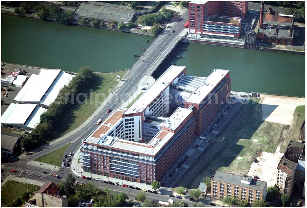 Aerial image Berlin - 03.09.2004, Blick auf das neue Verdi Gebäude. Der ver.di-Landesbezirk ist zusammen mit dem ver.di-Bezirk Berlin und der ver.di-Bundesverwaltung in den Neubau in der Köpenicker Straße gezogen. Das gesamte Bauvorhaben lag im Zeitplan, die Schlüsselübergabe erfolgte am 30. Juni 2004.Köpenicker Str. 30, 10179 BerlinTel.: (030) 88 66 - 6, Fax: (030) 88 66 - 49 99