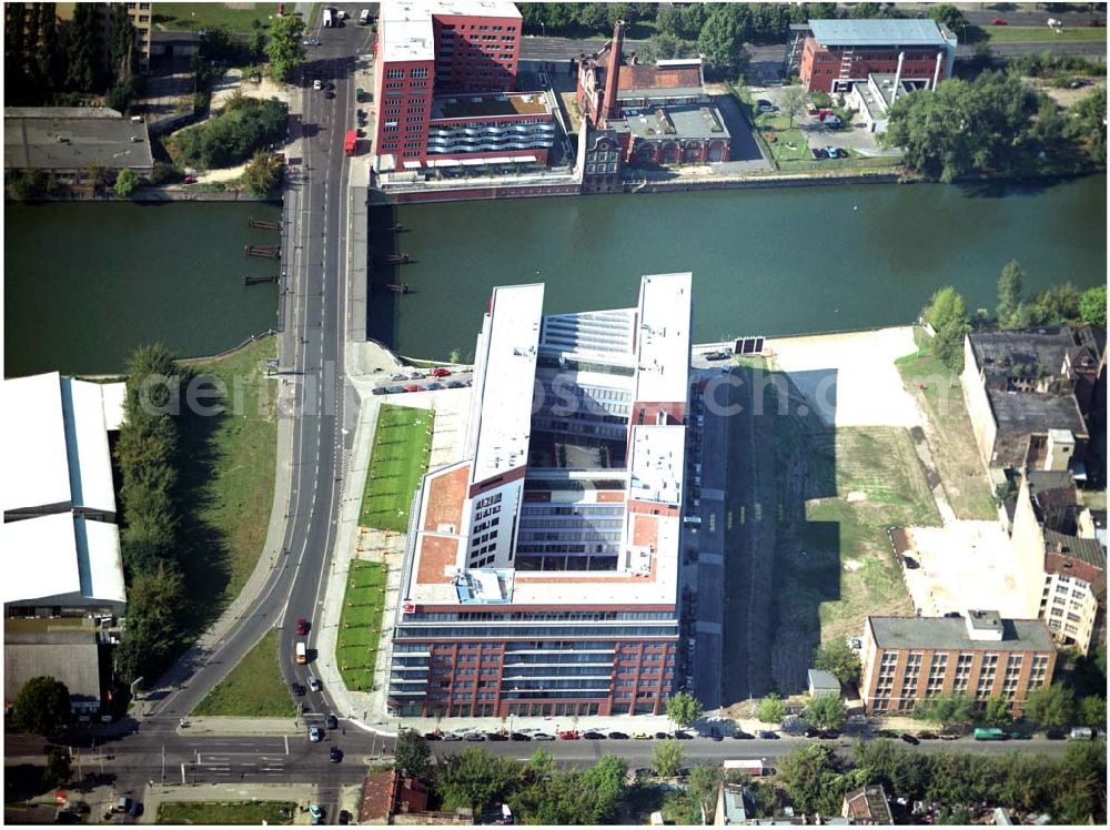 Aerial photograph Berlin - 03.09.2004, Blick auf das neue Verdi Gebäude. Der ver.di-Landesbezirk ist zusammen mit dem ver.di-Bezirk Berlin und der ver.di-Bundesverwaltung in den Neubau in der Köpenicker Straße gezogen. Das gesamte Bauvorhaben lag im Zeitplan, die Schlüsselübergabe erfolgte am 30. Juni 2004.Köpenicker Str. 30, 10179 BerlinTel.: (030) 88 66 - 6, Fax: (030) 88 66 - 49 99