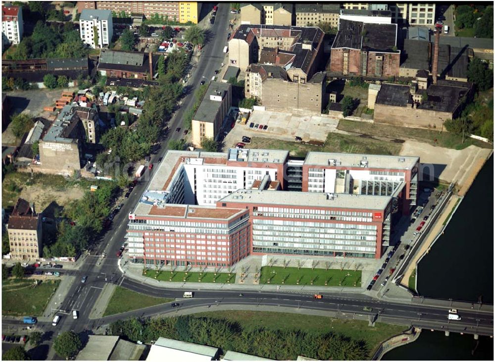 Berlin from the bird's eye view: 03.09.2004, Blick auf das neue Verdi Gebäude. Der ver.di-Landesbezirk ist zusammen mit dem ver.di-Bezirk Berlin und der ver.di-Bundesverwaltung in den Neubau in der Köpenicker Straße gezogen. Das gesamte Bauvorhaben lag im Zeitplan, die Schlüsselübergabe erfolgte am 30. Juni 2004.Köpenicker Str. 30, 10179 BerlinTel.: (030) 88 66 - 6, Fax: (030) 88 66 - 49 99