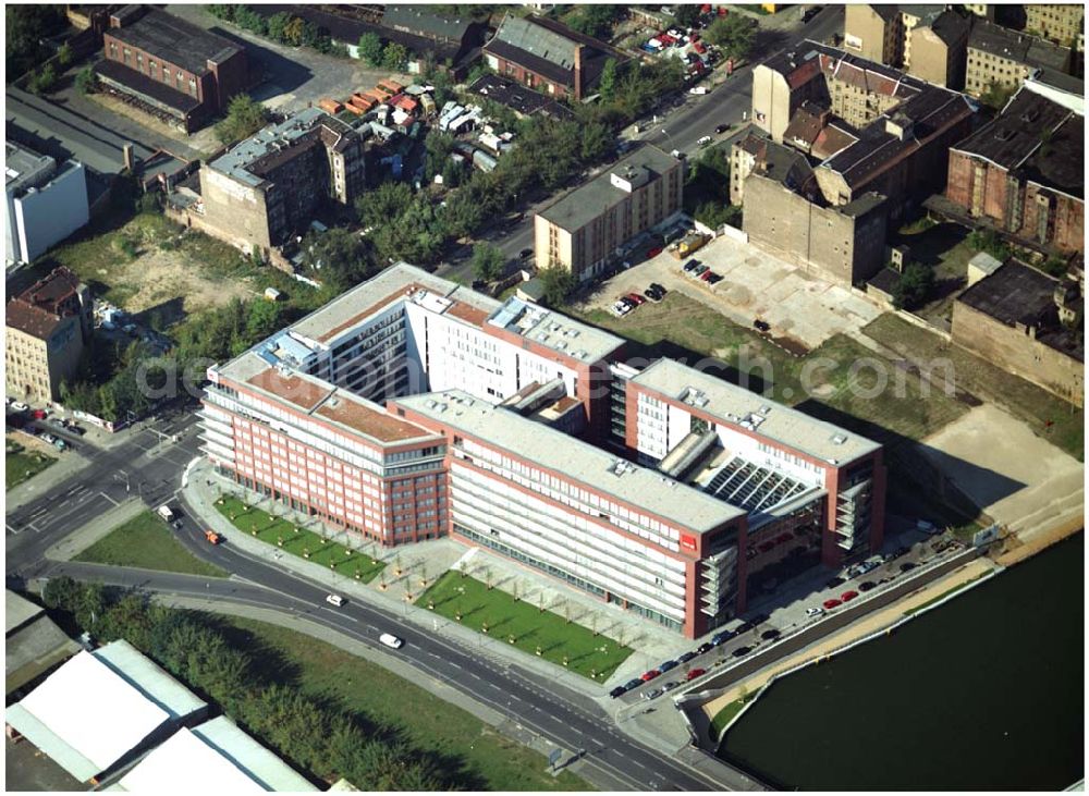 Aerial image Berlin - 03.09.2004, Blick auf das neue Verdi Gebäude. Der ver.di-Landesbezirk ist zusammen mit dem ver.di-Bezirk Berlin und der ver.di-Bundesverwaltung in den Neubau in der Köpenicker Straße gezogen. Das gesamte Bauvorhaben lag im Zeitplan, die Schlüsselübergabe erfolgte am 30. Juni 2004.Köpenicker Str. 30, 10179 BerlinTel.: (030) 88 66 - 6, Fax: (030) 88 66 - 49 99