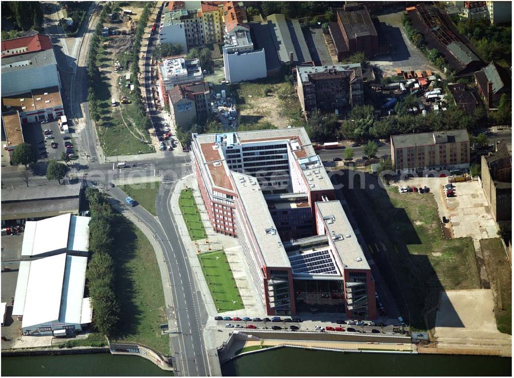 Aerial photograph Berlin - 03.09.2004, Blick auf das neue Verdi Gebäude. Der ver.di-Landesbezirk ist zusammen mit dem ver.di-Bezirk Berlin und der ver.di-Bundesverwaltung in den Neubau in der Köpenicker Straße gezogen. Das gesamte Bauvorhaben lag im Zeitplan, die Schlüsselübergabe erfolgte am 30. Juni 2004.Köpenicker Str. 30, 10179 BerlinTel.: (030) 88 66 - 6, Fax: (030) 88 66 - 49 99