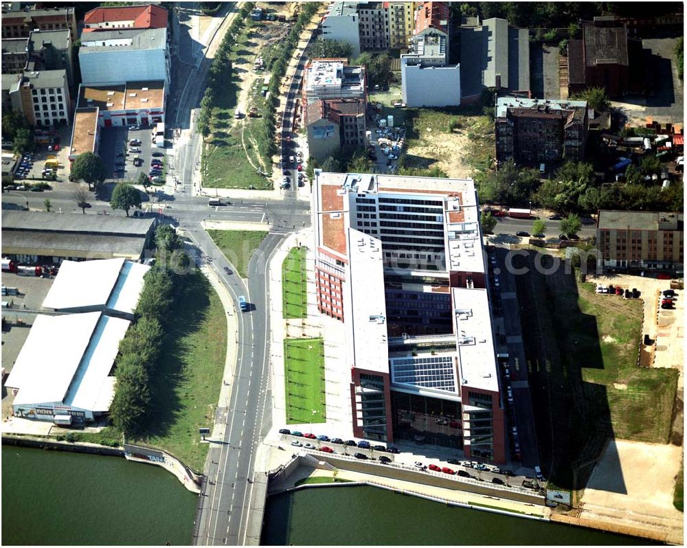 Berlin from above - 03.09.2004, Blick auf das neue Verdi Gebäude. Der ver.di-Landesbezirk ist zusammen mit dem ver.di-Bezirk Berlin und der ver.di-Bundesverwaltung in den Neubau in der Köpenicker Straße gezogen. Das gesamte Bauvorhaben lag im Zeitplan, die Schlüsselübergabe erfolgte am 30. Juni 2004.Köpenicker Str. 30, 10179 BerlinTel.: (030) 88 66 - 6, Fax: (030) 88 66 - 49 99