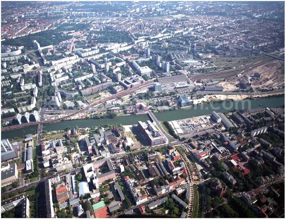 Aerial image Berlin - 03.09.2004, Blick auf das neue Verdi Gebäude. Der ver.di-Landesbezirk ist zusammen mit dem ver.di-Bezirk Berlin und der ver.di-Bundesverwaltung in den Neubau in der Köpenicker Straße gezogen. Das gesamte Bauvorhaben lag im Zeitplan, die Schlüsselübergabe erfolgte am 30. Juni 2004.Köpenicker Str. 30, 10179 BerlinTel.: (030) 88 66 - 6, Fax: (030) 88 66 - 49 99