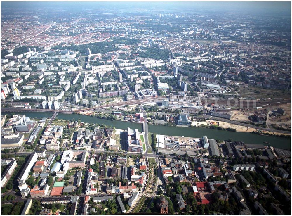 Aerial photograph Berlin - 03.09.2004, Blick auf das neue Verdi Gebäude. Der ver.di-Landesbezirk ist zusammen mit dem ver.di-Bezirk Berlin und der ver.di-Bundesverwaltung in den Neubau in der Köpenicker Straße gezogen. Das gesamte Bauvorhaben lag im Zeitplan, die Schlüsselübergabe erfolgte am 30. Juni 2004.Köpenicker Str. 30, 10179 BerlinTel.: (030) 88 66 - 6, Fax: (030) 88 66 - 49 99