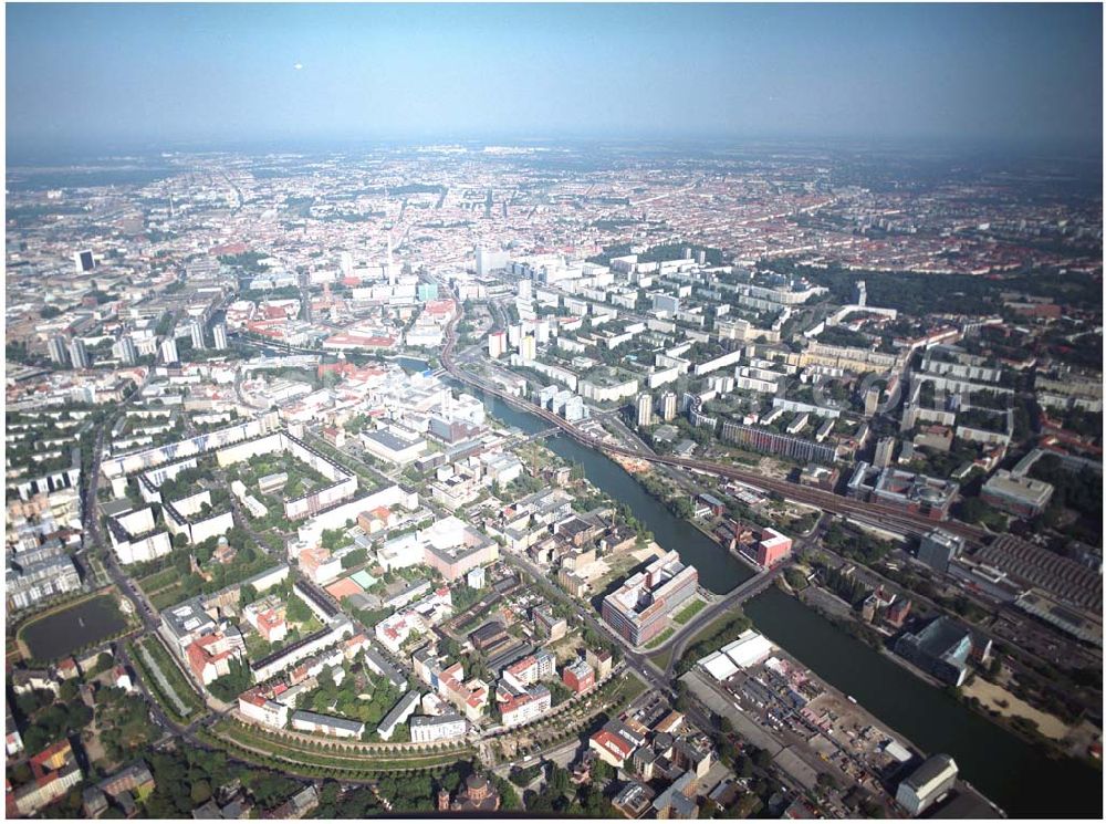 Berlin from above - 03.09.2004, Blick auf das neue Verdi Gebäude. Der ver.di-Landesbezirk ist zusammen mit dem ver.di-Bezirk Berlin und der ver.di-Bundesverwaltung in den Neubau in der Köpenicker Straße gezogen. Das gesamte Bauvorhaben lag im Zeitplan, die Schlüsselübergabe erfolgte am 30. Juni 2004.Köpenicker Str. 30, 10179 BerlinTel.: (030) 88 66 - 6, Fax: (030) 88 66 - 49 99