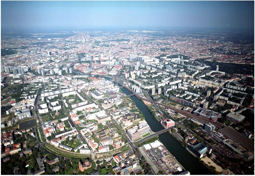 Berlin from the bird's eye view: 03.09.2004, Blick auf das neue Verdi Gebäude. Der ver.di-Landesbezirk ist zusammen mit dem ver.di-Bezirk Berlin und der ver.di-Bundesverwaltung in den Neubau in der Köpenicker Straße gezogen. Das gesamte Bauvorhaben lag im Zeitplan, die Schlüsselübergabe erfolgte am 30. Juni 2004.Köpenicker Str. 30, 10179 BerlinTel.: (030) 88 66 - 6, Fax: (030) 88 66 - 49 99