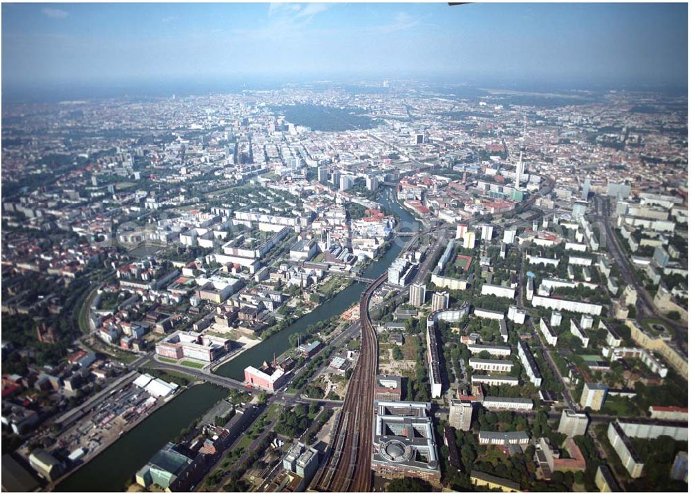 Aerial image Berlin - 03.09.2004, Blick auf das neue Verdi Gebäude. Der ver.di-Landesbezirk ist zusammen mit dem ver.di-Bezirk Berlin und der ver.di-Bundesverwaltung in den Neubau in der Köpenicker Straße gezogen. Das gesamte Bauvorhaben lag im Zeitplan, die Schlüsselübergabe erfolgte am 30. Juni 2004.Köpenicker Str. 30, 10179 BerlinTel.: (030) 88 66 - 6, Fax: (030) 88 66 - 49 99