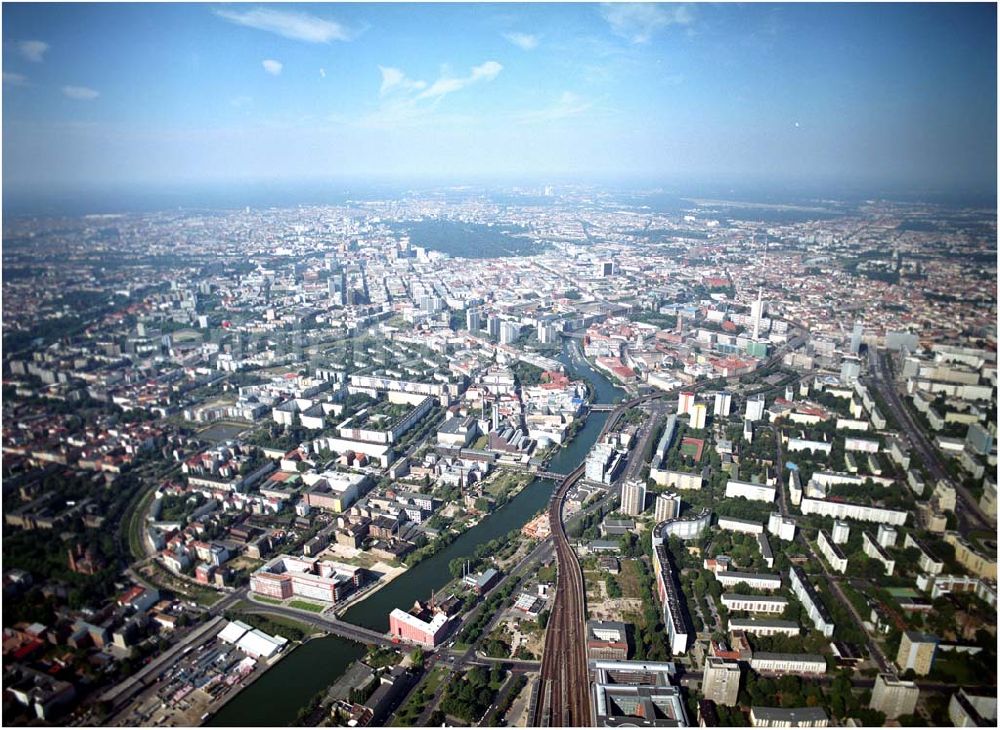 Aerial photograph Berlin - 03.09.2004, Blick auf das neue Verdi Gebäude. Der ver.di-Landesbezirk ist zusammen mit dem ver.di-Bezirk Berlin und der ver.di-Bundesverwaltung in den Neubau in der Köpenicker Straße gezogen. Das gesamte Bauvorhaben lag im Zeitplan, die Schlüsselübergabe erfolgte am 30. Juni 2004.Köpenicker Str. 30, 10179 BerlinTel.: (030) 88 66 - 6, Fax: (030) 88 66 - 49 99