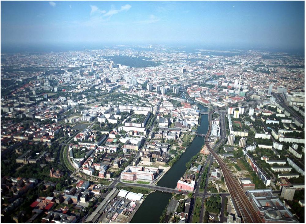 Berlin from above - 03.09.2004, Blick auf das neue Verdi Gebäude. Der ver.di-Landesbezirk ist zusammen mit dem ver.di-Bezirk Berlin und der ver.di-Bundesverwaltung in den Neubau in der Köpenicker Straße gezogen. Das gesamte Bauvorhaben lag im Zeitplan, die Schlüsselübergabe erfolgte am 30. Juni 2004.Köpenicker Str. 30, 10179 BerlinTel.: (030) 88 66 - 6, Fax: (030) 88 66 - 49 99