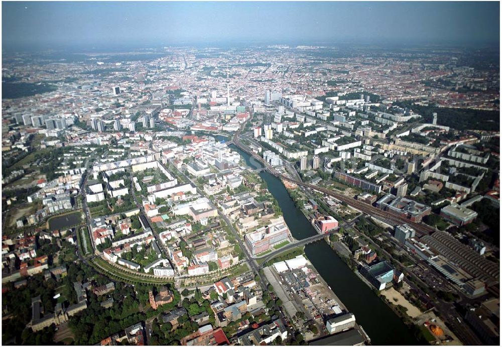 Berlin from the bird's eye view: 03.09.2004, Blick auf das neue Verdi Gebäude. Der ver.di-Landesbezirk ist zusammen mit dem ver.di-Bezirk Berlin und der ver.di-Bundesverwaltung in den Neubau in der Köpenicker Straße gezogen. Das gesamte Bauvorhaben lag im Zeitplan, die Schlüsselübergabe erfolgte am 30. Juni 2004.Köpenicker Str. 30, 10179 BerlinTel.: (030) 88 66 - 6, Fax: (030) 88 66 - 49 99