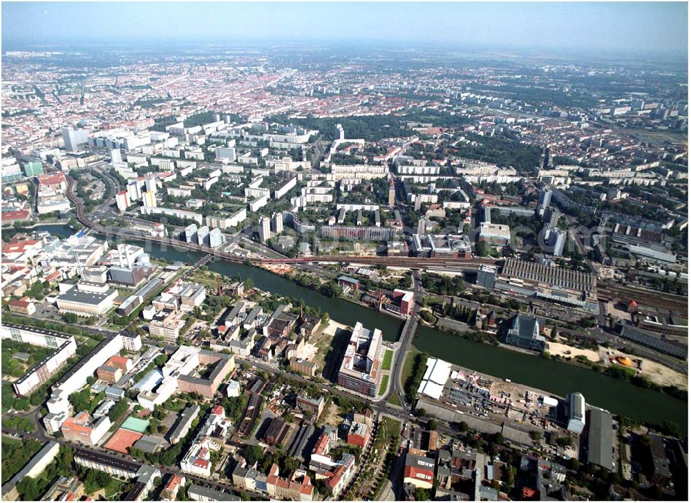 Aerial image Berlin - 03.09.2004, Blick auf das neue Verdi Gebäude. Der ver.di-Landesbezirk ist zusammen mit dem ver.di-Bezirk Berlin und der ver.di-Bundesverwaltung in den Neubau in der Köpenicker Straße gezogen. Das gesamte Bauvorhaben lag im Zeitplan, die Schlüsselübergabe erfolgte am 30. Juni 2004.Köpenicker Str. 30, 10179 BerlinTel.: (030) 88 66 - 6, Fax: (030) 88 66 - 49 99