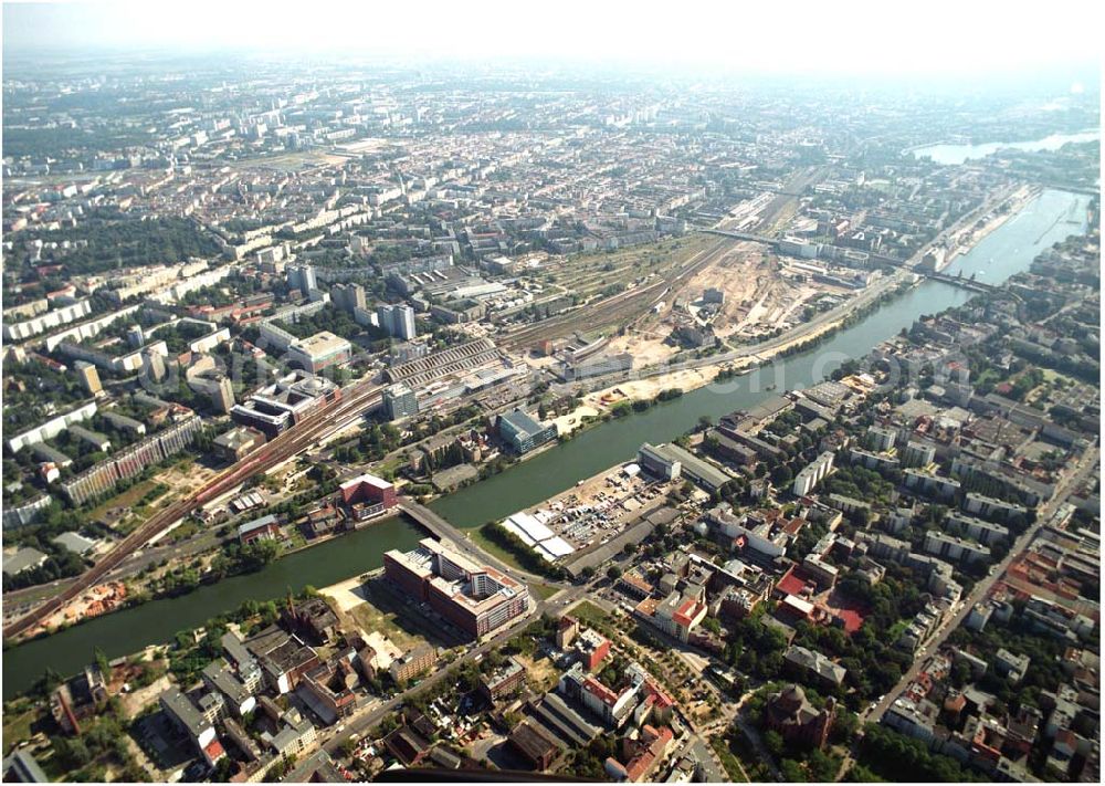 Aerial photograph Berlin - 03.09.2004, Blick auf das neue Verdi Gebäude. Der ver.di-Landesbezirk ist zusammen mit dem ver.di-Bezirk Berlin und der ver.di-Bundesverwaltung in den Neubau in der Köpenicker Straße gezogen. Das gesamte Bauvorhaben lag im Zeitplan, die Schlüsselübergabe erfolgte am 30. Juni 2004.Köpenicker Str. 30, 10179 BerlinTel.: (030) 88 66 - 6, Fax: (030) 88 66 - 49 99