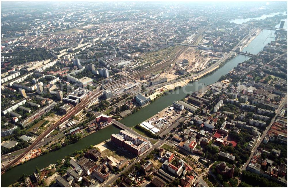 Berlin from above - 03.09.2004, Blick auf das neue Verdi Gebäude. Der ver.di-Landesbezirk ist zusammen mit dem ver.di-Bezirk Berlin und der ver.di-Bundesverwaltung in den Neubau in der Köpenicker Straße gezogen. Das gesamte Bauvorhaben lag im Zeitplan, die Schlüsselübergabe erfolgte am 30. Juni 2004.Köpenicker Str. 30, 10179 BerlinTel.: (030) 88 66 - 6, Fax: (030) 88 66 - 49 99