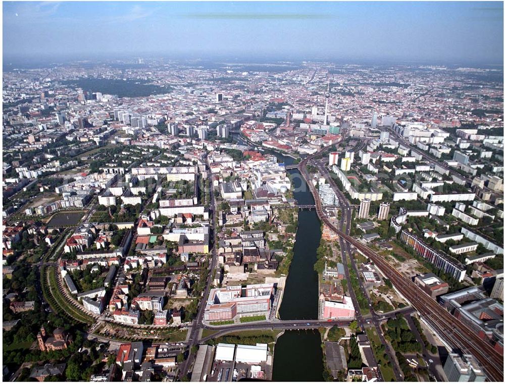 Berlin from the bird's eye view: 03.09.2004, Blick auf das neue Verdi Gebäude. Der ver.di-Landesbezirk ist zusammen mit dem ver.di-Bezirk Berlin und der ver.di-Bundesverwaltung in den Neubau in der Köpenicker Straße gezogen. Das gesamte Bauvorhaben lag im Zeitplan, die Schlüsselübergabe erfolgte am 30. Juni 2004.Köpenicker Str. 30, 10179 BerlinTel.: (030) 88 66 - 6, Fax: (030) 88 66 - 49 99