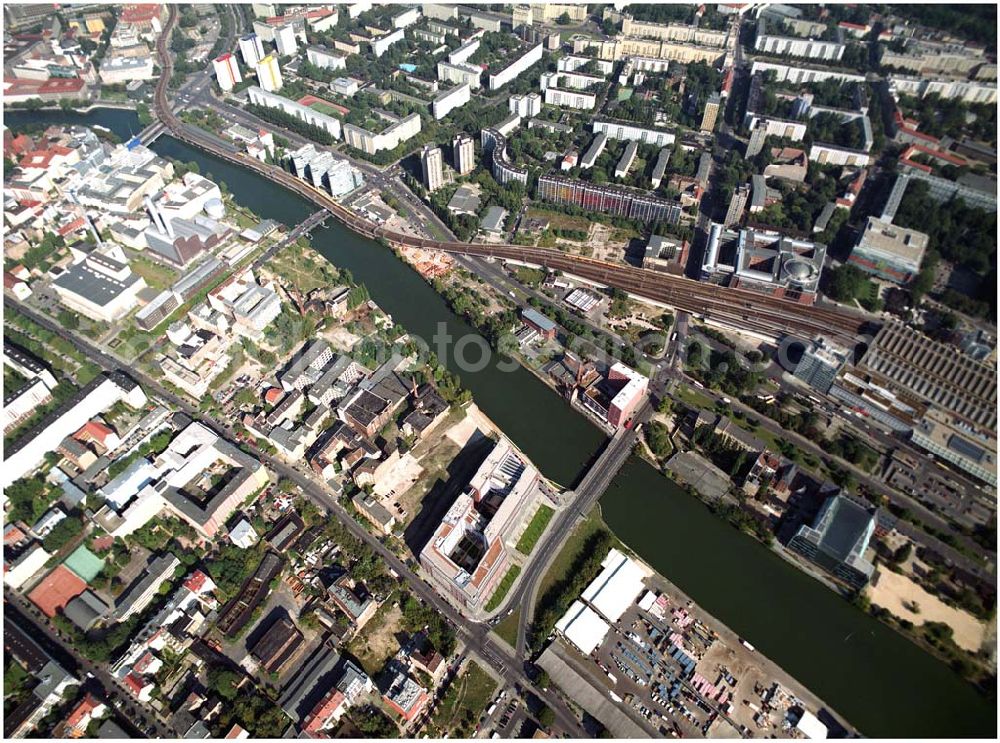 Aerial image Berlin - 03.09.2004, Blick auf das neue Verdi Gebäude. Der ver.di-Landesbezirk ist zusammen mit dem ver.di-Bezirk Berlin und der ver.di-Bundesverwaltung in den Neubau in der Köpenicker Straße gezogen. Das gesamte Bauvorhaben lag im Zeitplan, die Schlüsselübergabe erfolgte am 30. Juni 2004.Köpenicker Str. 30, 10179 BerlinTel.: (030) 88 66 - 6, Fax: (030) 88 66 - 49 99