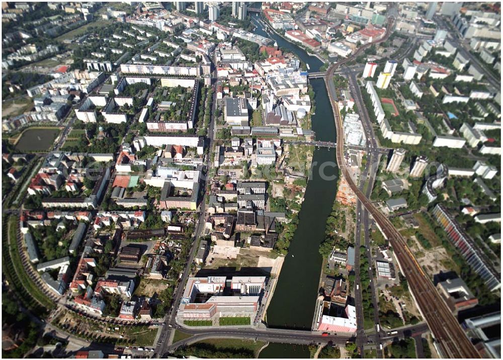 Aerial photograph Berlin - 03.09.2004, Blick auf das neue Verdi Gebäude. Der ver.di-Landesbezirk ist zusammen mit dem ver.di-Bezirk Berlin und der ver.di-Bundesverwaltung in den Neubau in der Köpenicker Straße gezogen. Das gesamte Bauvorhaben lag im Zeitplan, die Schlüsselübergabe erfolgte am 30. Juni 2004.Köpenicker Str. 30, 10179 BerlinTel.: (030) 88 66 - 6, Fax: (030) 88 66 - 49 99